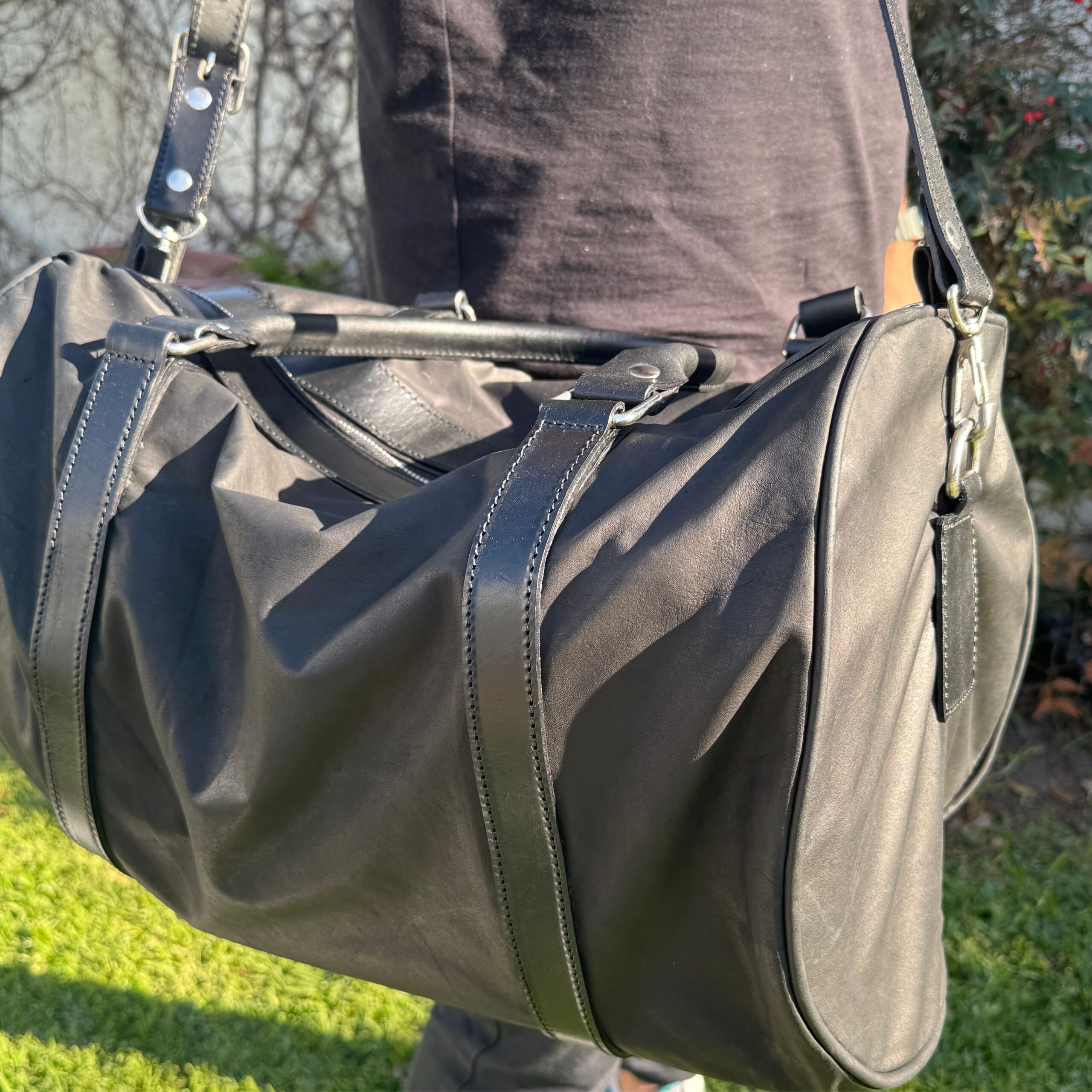 BOLSO-DE-CUERO-NEGRO-scaled-1.jpg